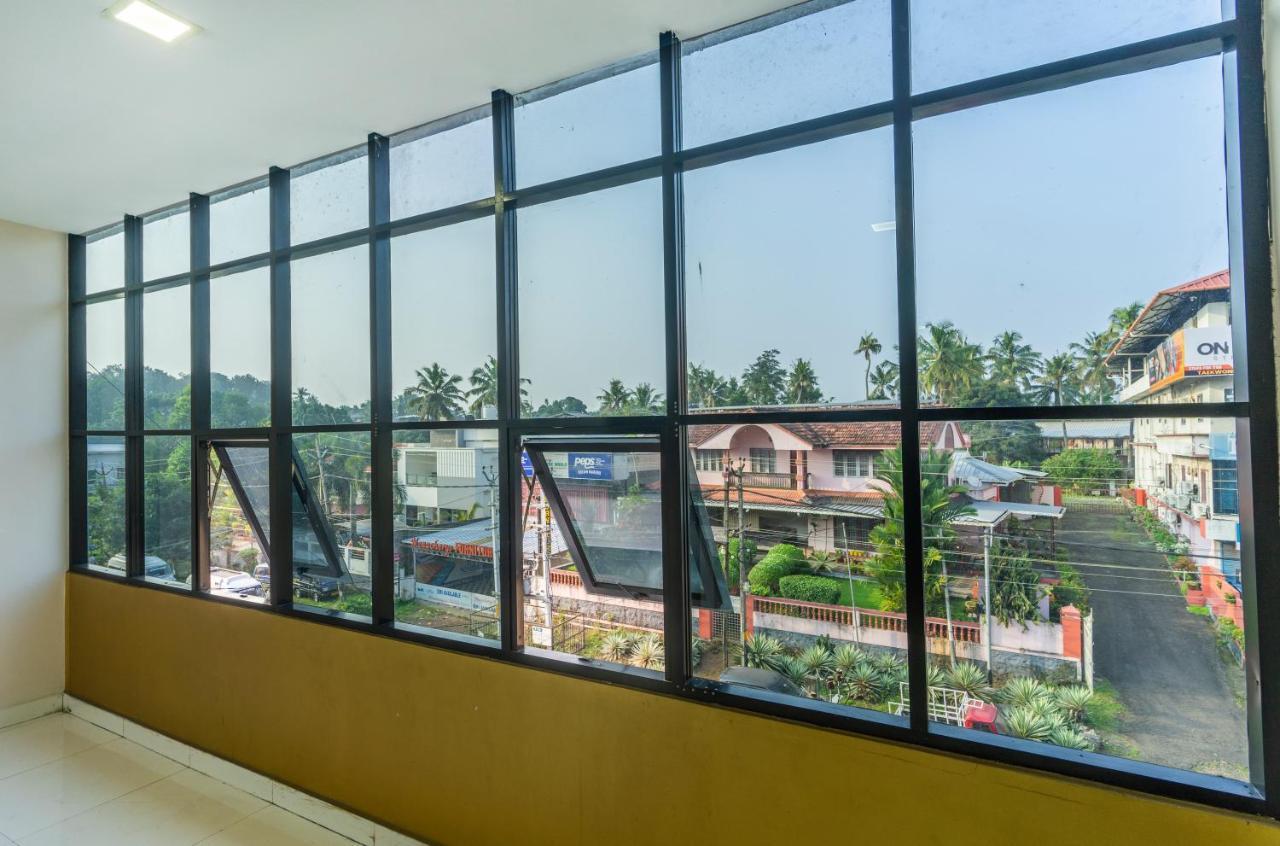 Hotel Kochi Crown Exterior photo